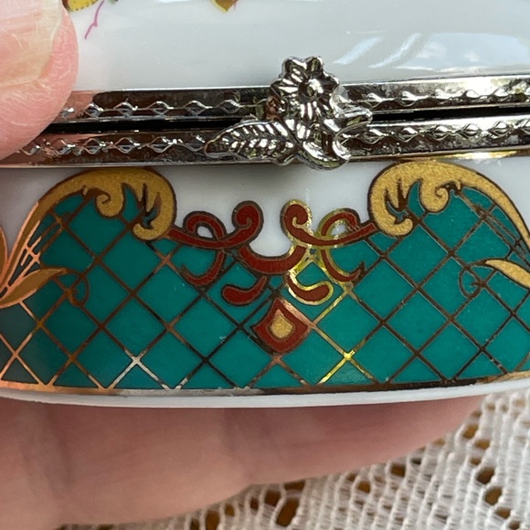 Mini porcelain box w/hinged lid, vintage - Picture 9 of 16